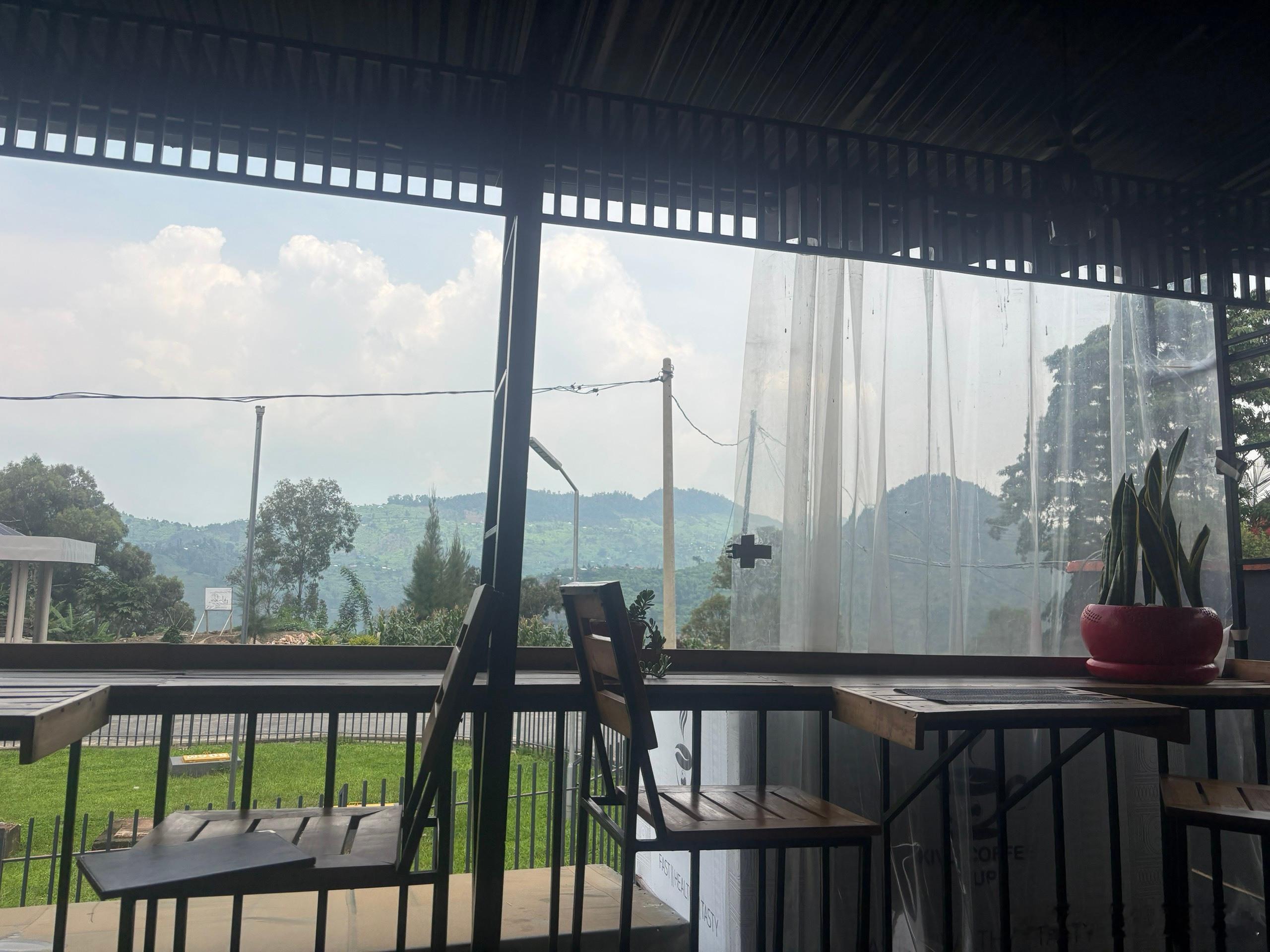 这是卢旺达kibuye小镇的一个网红餐厅，我们去这里坐船看长角牛，总之，我们的行