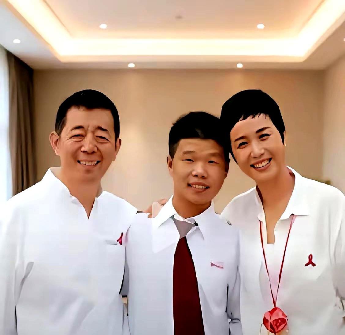 蒋雯丽的儿子，简直是她丈夫的“复制粘贴”！

最近一张全家福曝光，网友直呼“太好