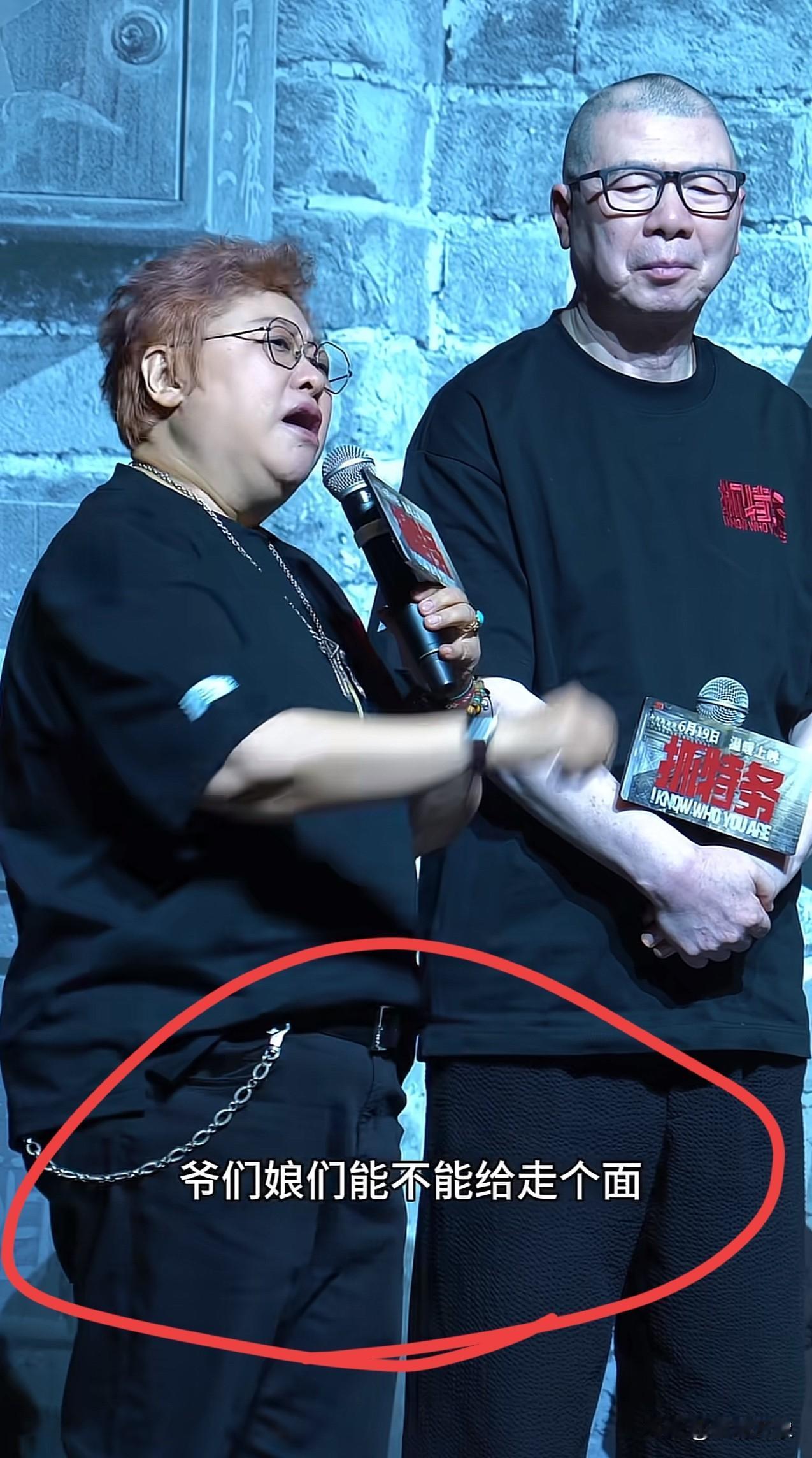 一直挺喜欢韩红的歌，但对这个人一直没有什么好感！当然她做公益是好事，大众也都很支