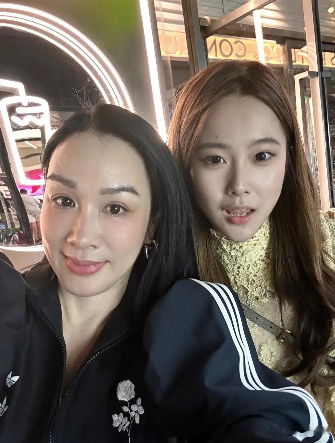 56岁的钟丽缇，是我见过医美得最成功的，不仅没啥痕迹，而且生图超级年轻！
她在北