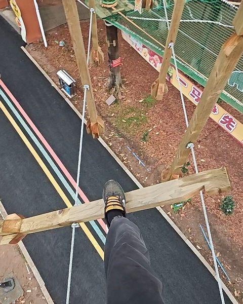 📍广州 广州龙头山森吧飞越树上探险乐园
在绿意间穿梭，在微风中冒险，用一场轻探
