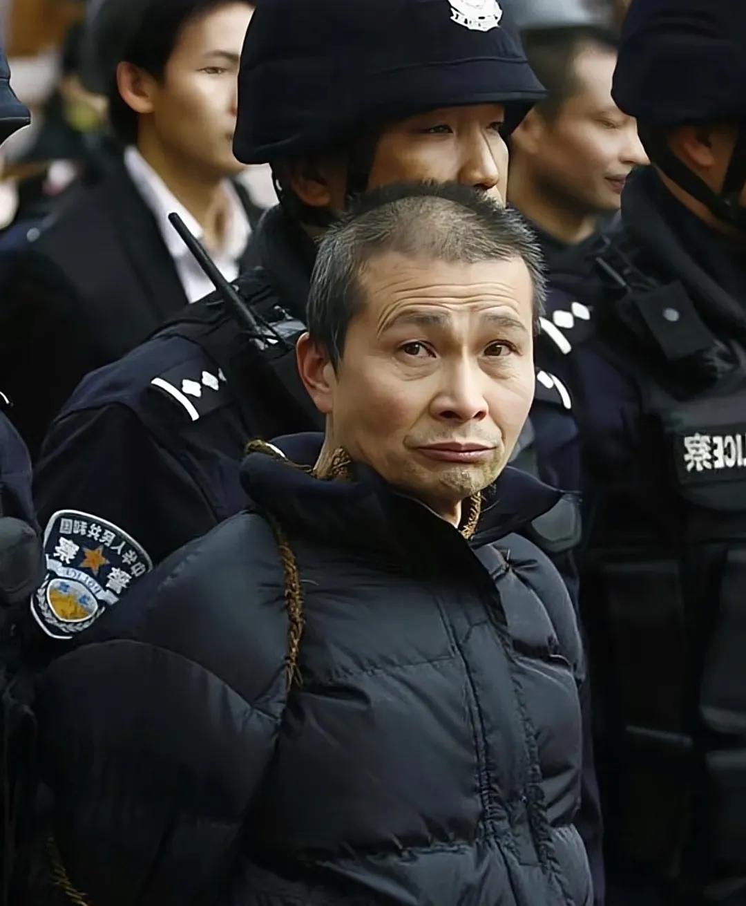 2011年，蒋家田被验明正身，押赴刑场前，留下的最后一张照片，虽然他已经被五花大