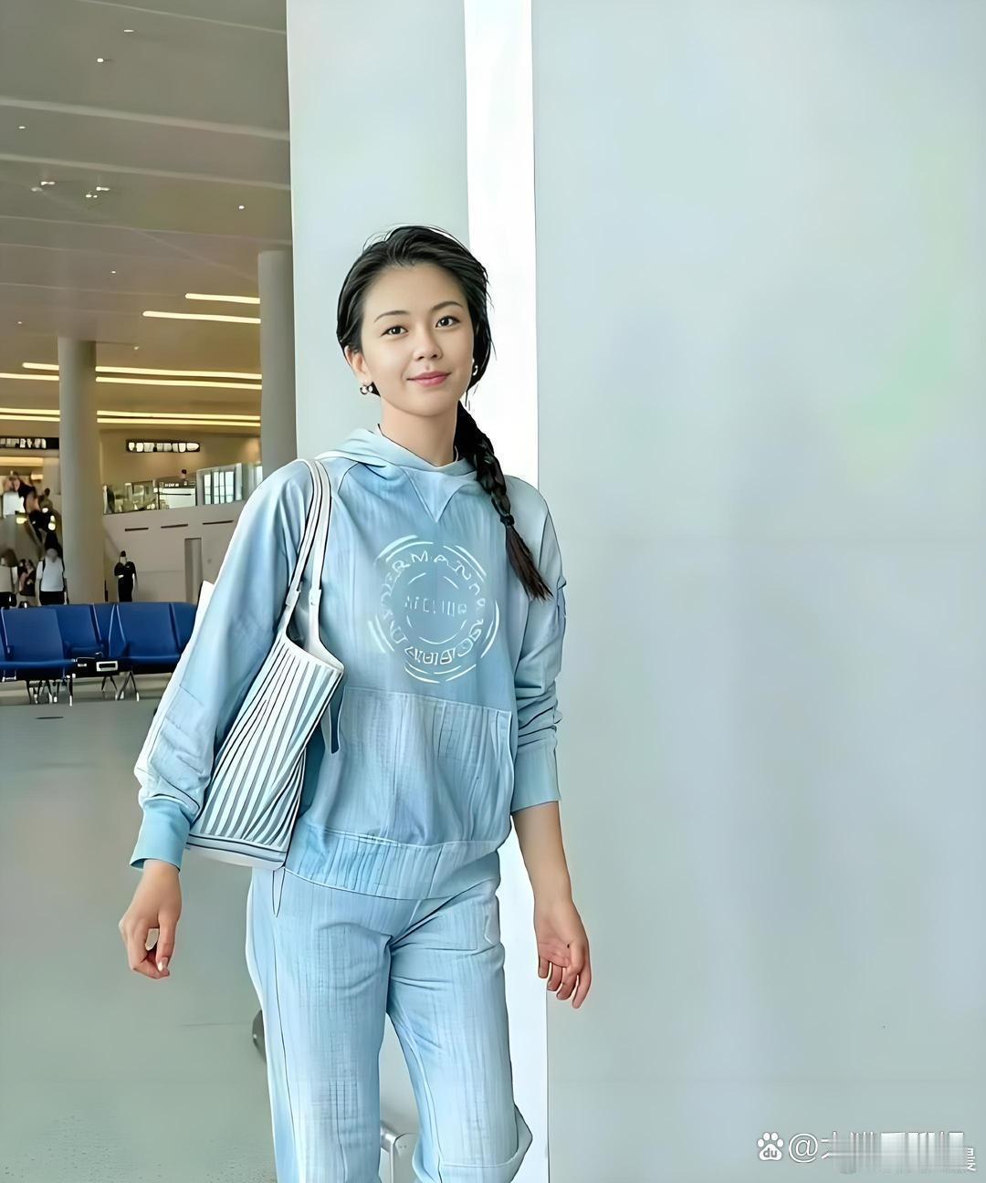 快要五十岁的刘涛状态真的惊艳众人，气质清爽灵动，看着宛如少女，完全看不出真实年纪