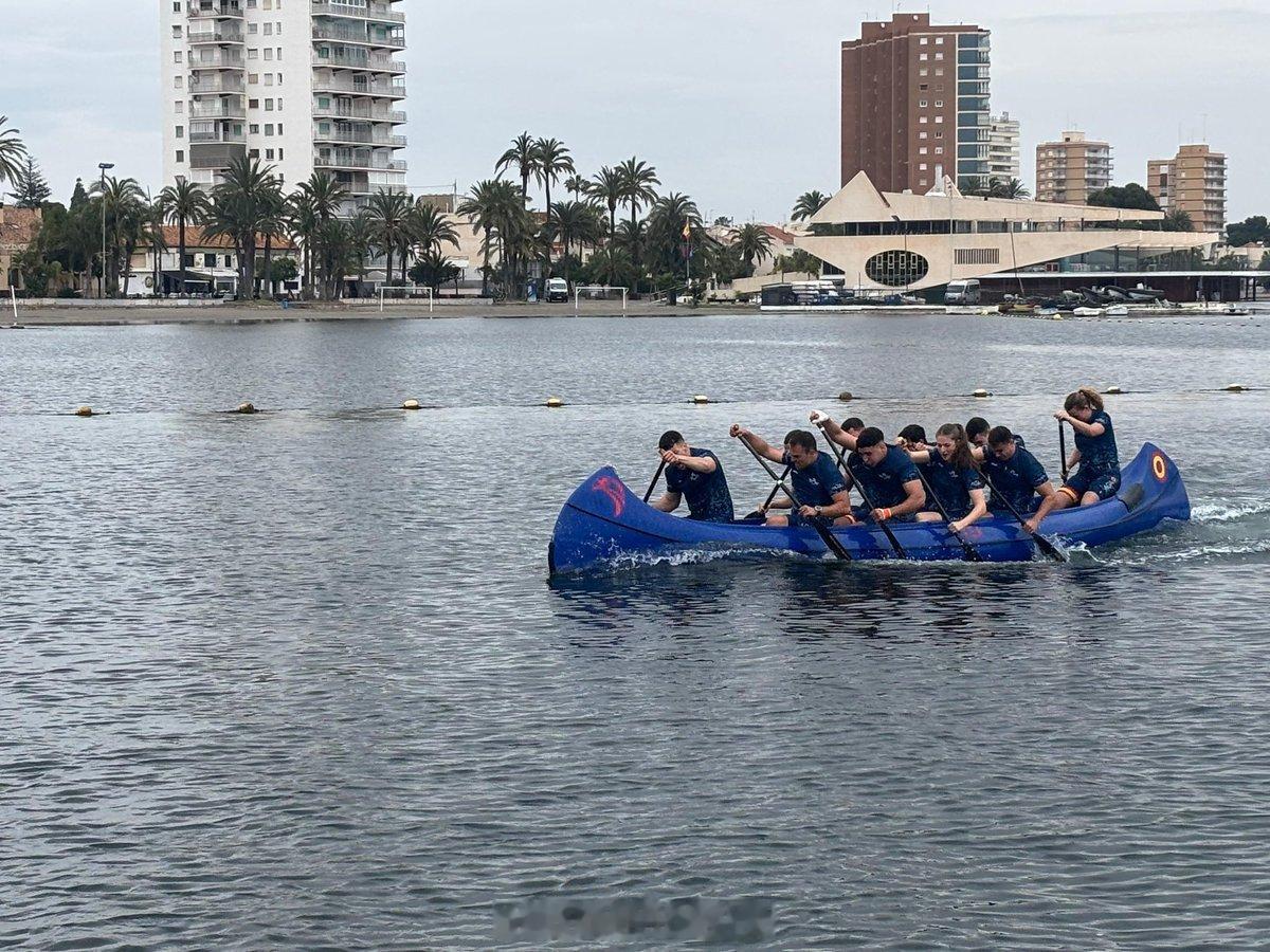 4.25 西班牙莱昂诺尔公主和军校小伙伴参加赛艇比赛 