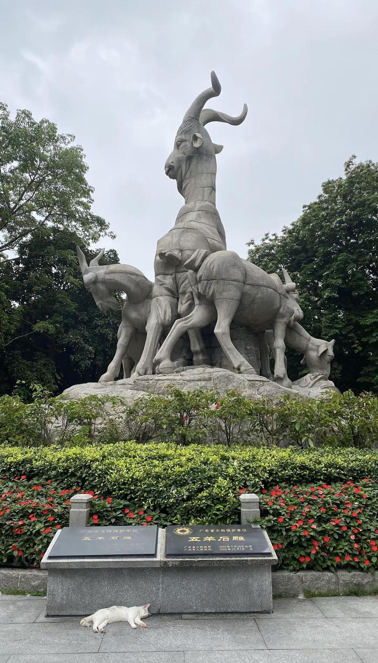 不需要门票，里面好大，有8个门可以进入。懒人直接从西门进来，不需要爬坡，走少量台