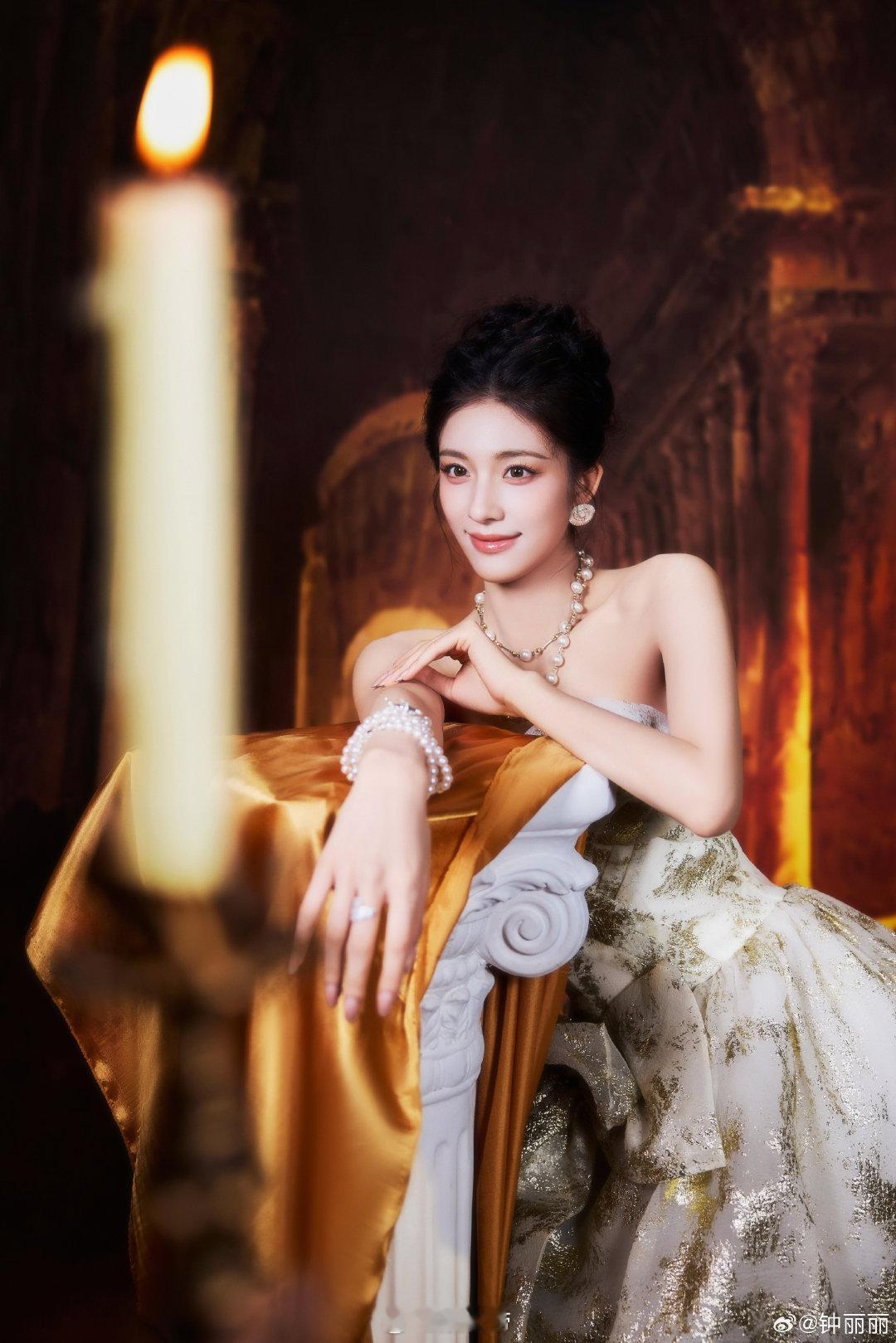 被钟丽丽的美冲击到需要吸氧！这身描金礼服分明是月光织就的铠甲，利落盘发像希腊女神