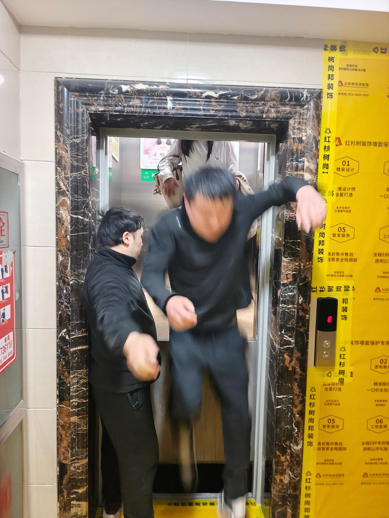 电梯被困惊魂！长岭山某小区，电梯上升到8楼，突然停止！电梯里一点信号没有，任何电