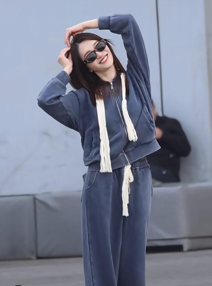 今天李小冉在录制浪姐的时候搭配了一身做旧风格的牛仔装，看上去非常的时尚，也很有潮