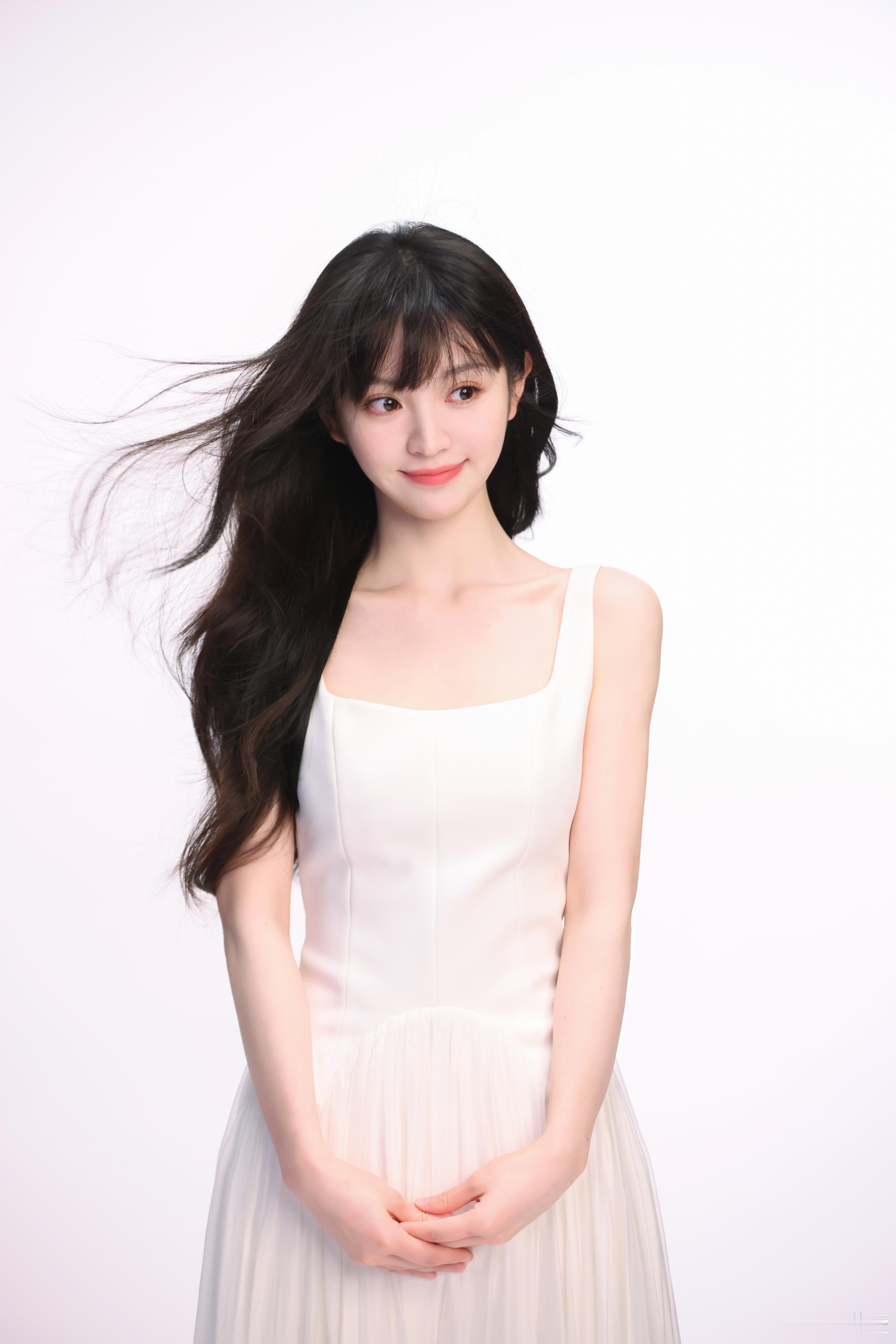 #田曦薇海藻般的长发#感觉田曦薇还差一条绿色发带，绑上一条绿色发带就可以直接出演