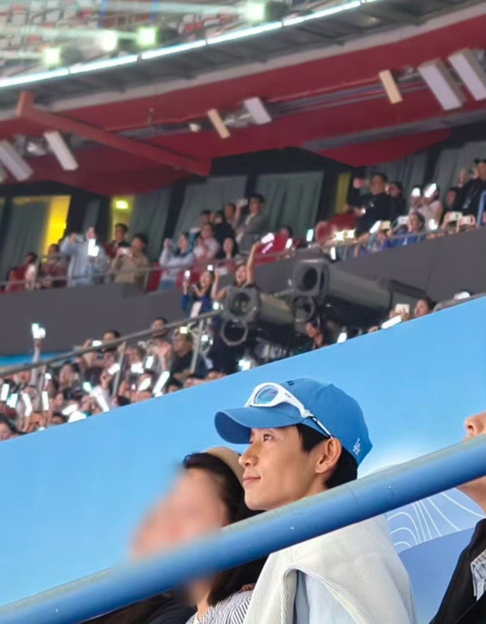 魏晨现身张杰演唱会 继春晚同框相视一笑后， 魏晨又去看张杰鸟巢演唱会了，还对着大