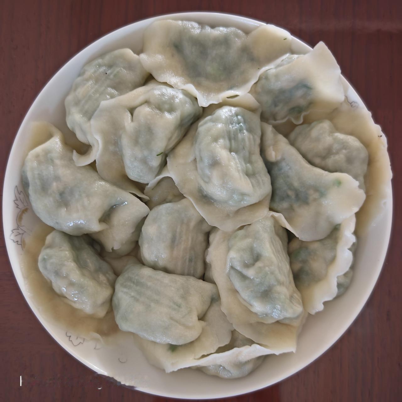 饺子，饺子，愿您平安健康。头伏饺子，鸡蛋茴香馅好吃。