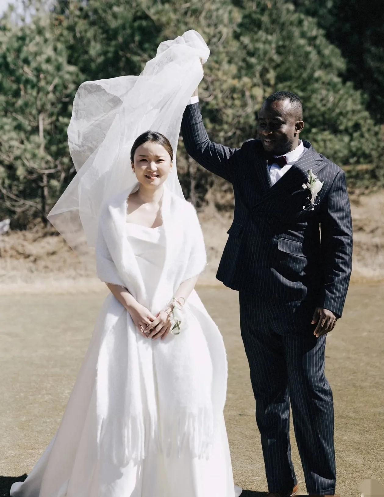 你会介意自己的子女和黑人交往吗？
 
前几天参加闺蜜儿子的婚礼，看见新娘挽着的黑