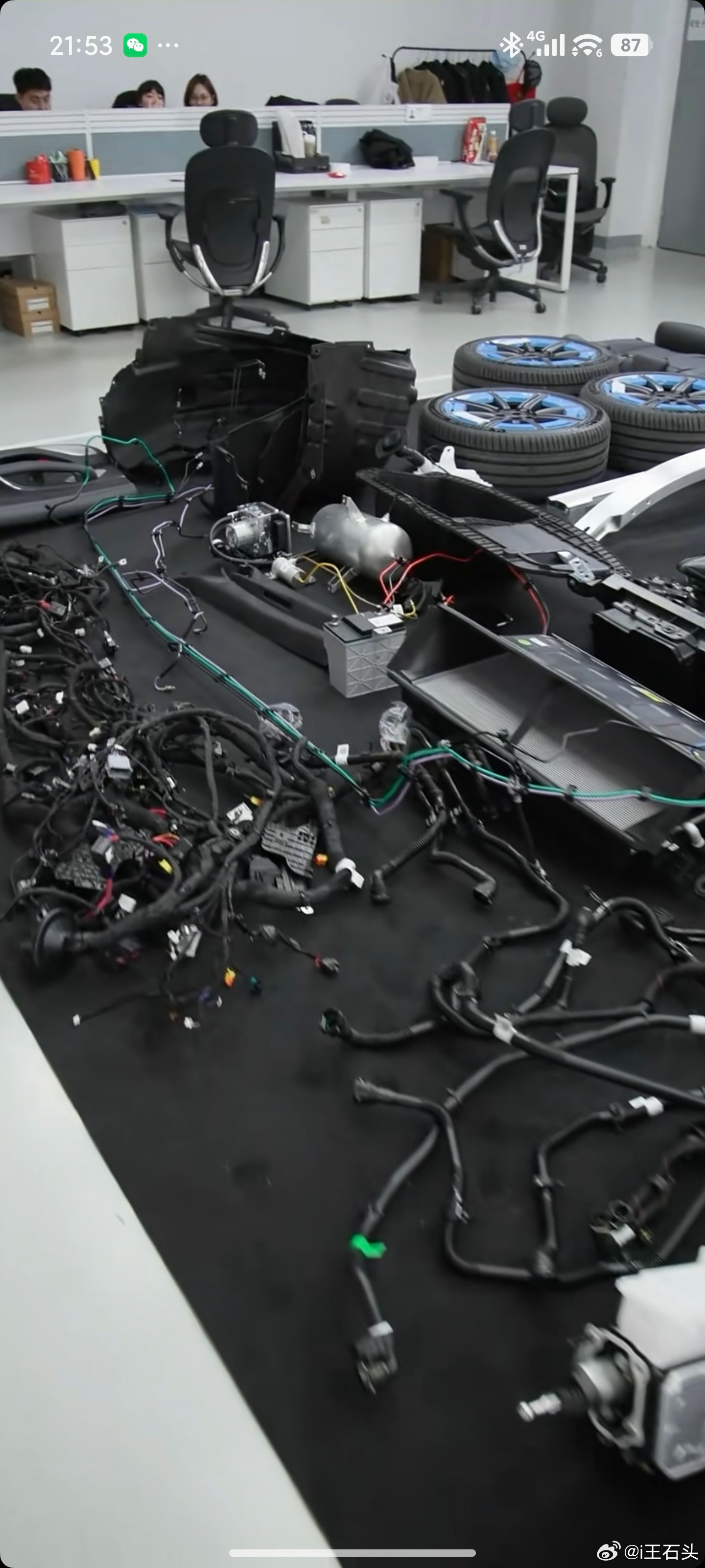 雷总直播3个小时了，车已经完全给拆开了，还要继续播2个小时，拆开了揉碎了硬核解读