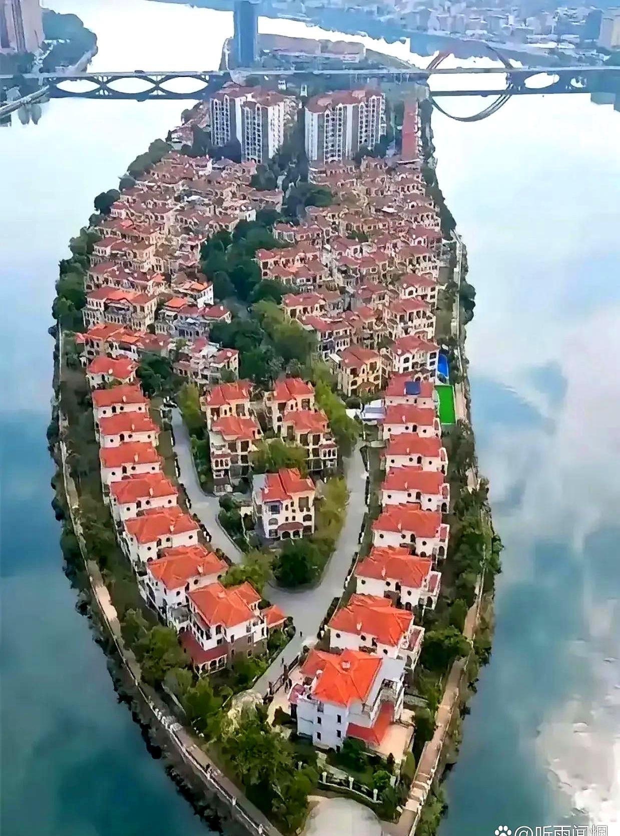 大片别墅说拆就拆，看着确实让人心疼啊！
好多朋友第一反应都是：太浪费了，留着干点