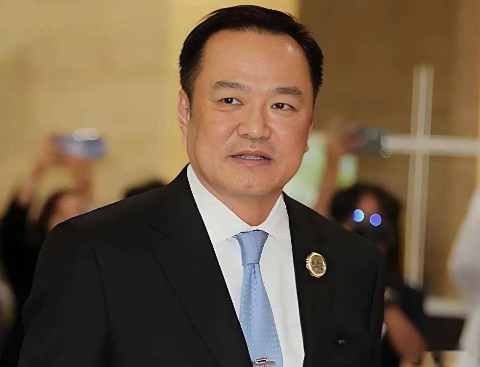 阿努廷这趟中国之行，干了一件让不少外交官都得服气的事儿，唱了首歌。
 
7月20
