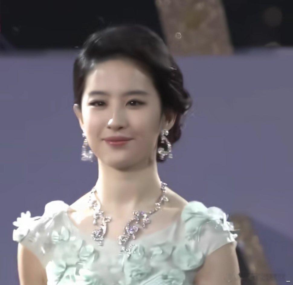 #刘亦菲[超话]# 这真的是我随便暂停一下就截出来的图，刘亦菲真的是一个形容词，