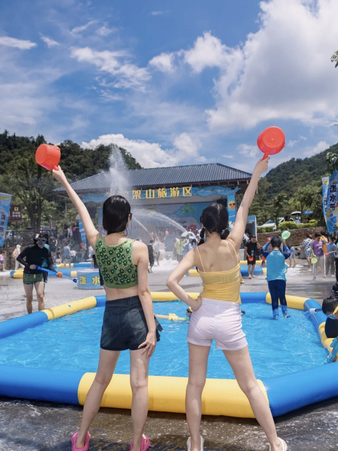 有泼水节、漂流、瀑布，还要什么空调和wifi？ 又到一年暑假了， 听说...