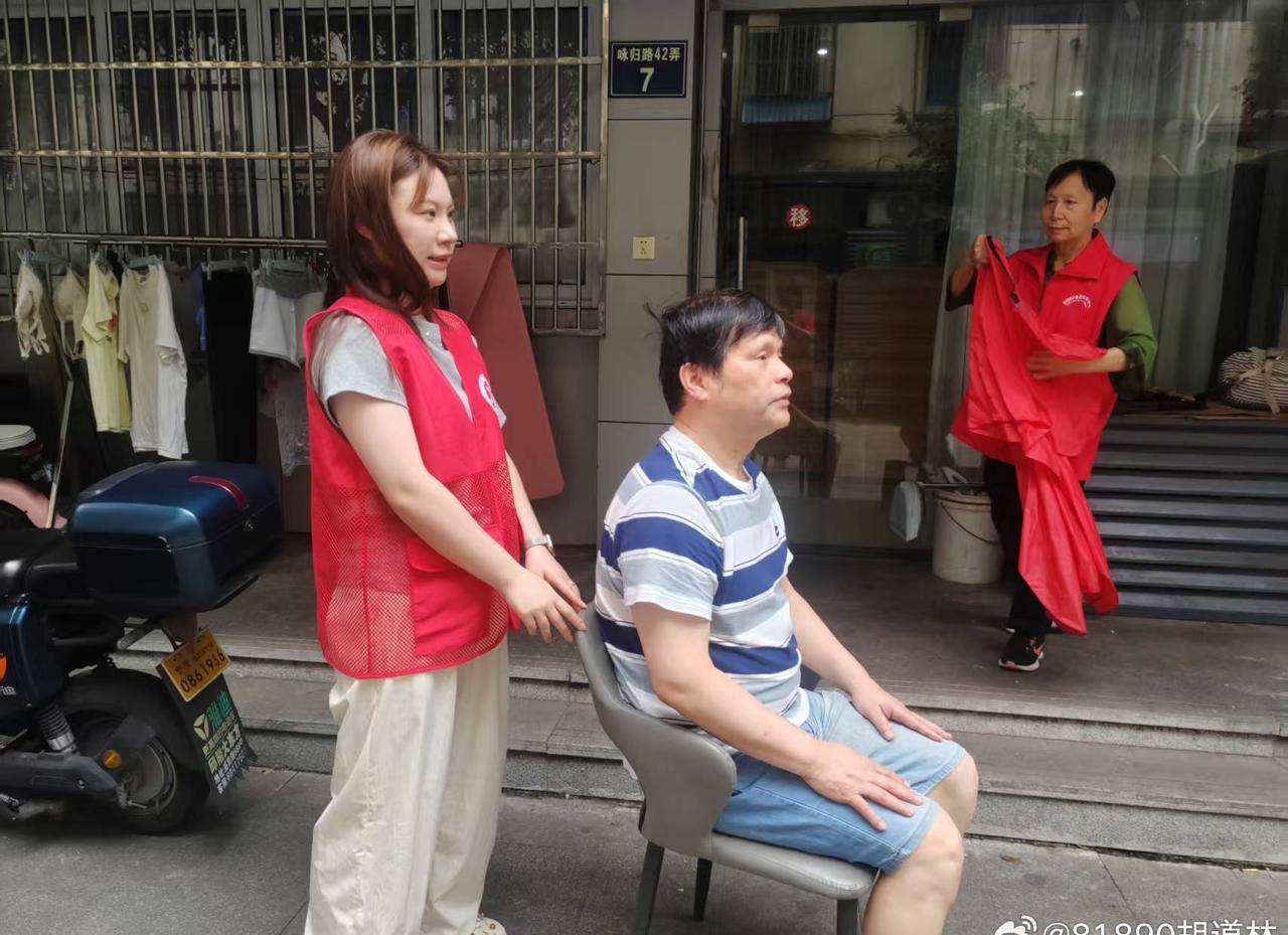 “小苹果”志愿者端午节前夕为结对盲友钱先生家送关爱

林清玄曾说：“真正的慈善，
