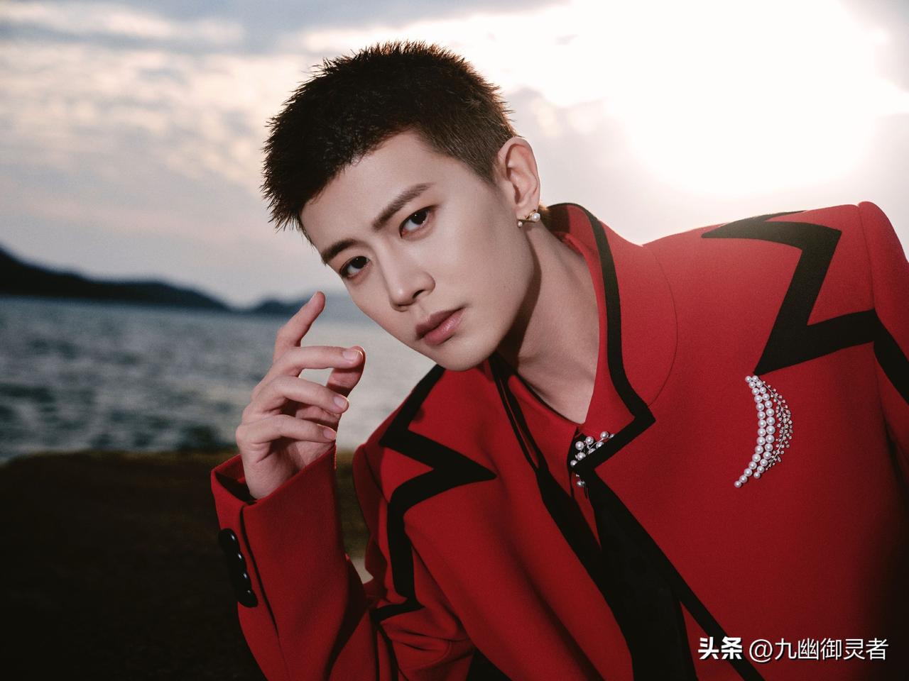 哇哇哇❗不是吧[送心][送心][送心]
任嘉伦这组跨年造型
直接帅到我原地尖叫❗