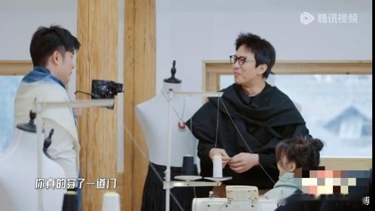 #陈赫把门穿在身上# 陈赫给大家看自己设计的衣服，邓超看到调侃说陈赫穿了一道门，