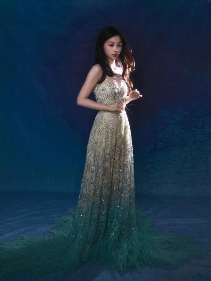 虞书欣蓝调珠光大片  虞书欣珠光相映编织绮丽幻境 小伙伴们，虞书欣用这组蓝调珠光