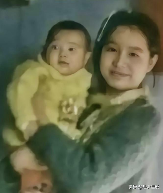 1976年，25岁女知青抱着4岁儿子回京，母亲气得半死，怒骂她未婚先孕，不知羞耻