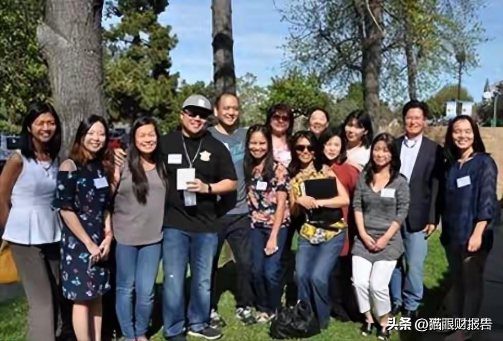 他们的朋友圈大多都停在了三四年前的那个时间点上面，头像是最后一张能拿得出手的体面