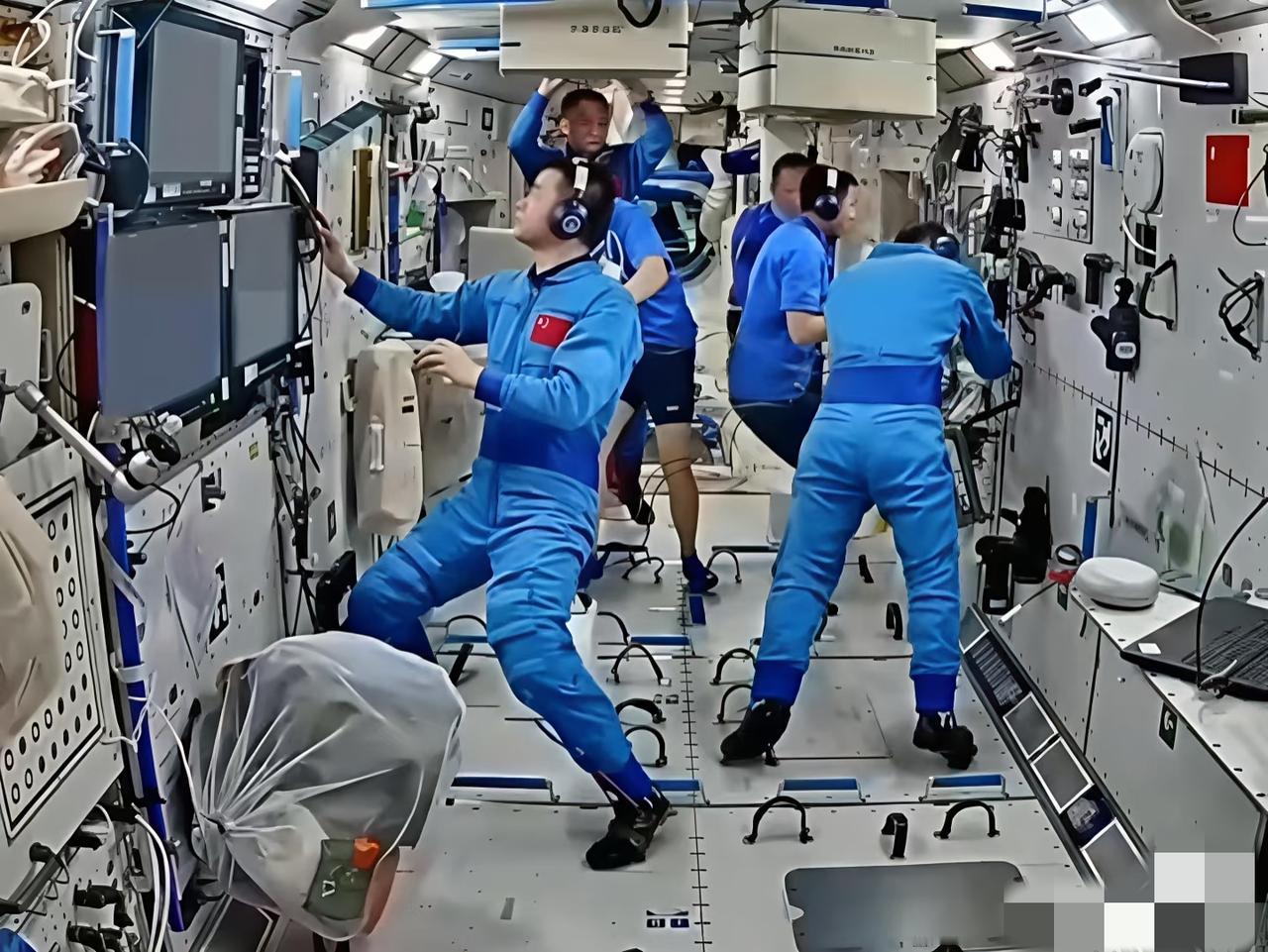 这波太空应急操作，全世界都看傻了，神舟二十号遭毫米级太空碎片撞击，舷窗出现裂纹，