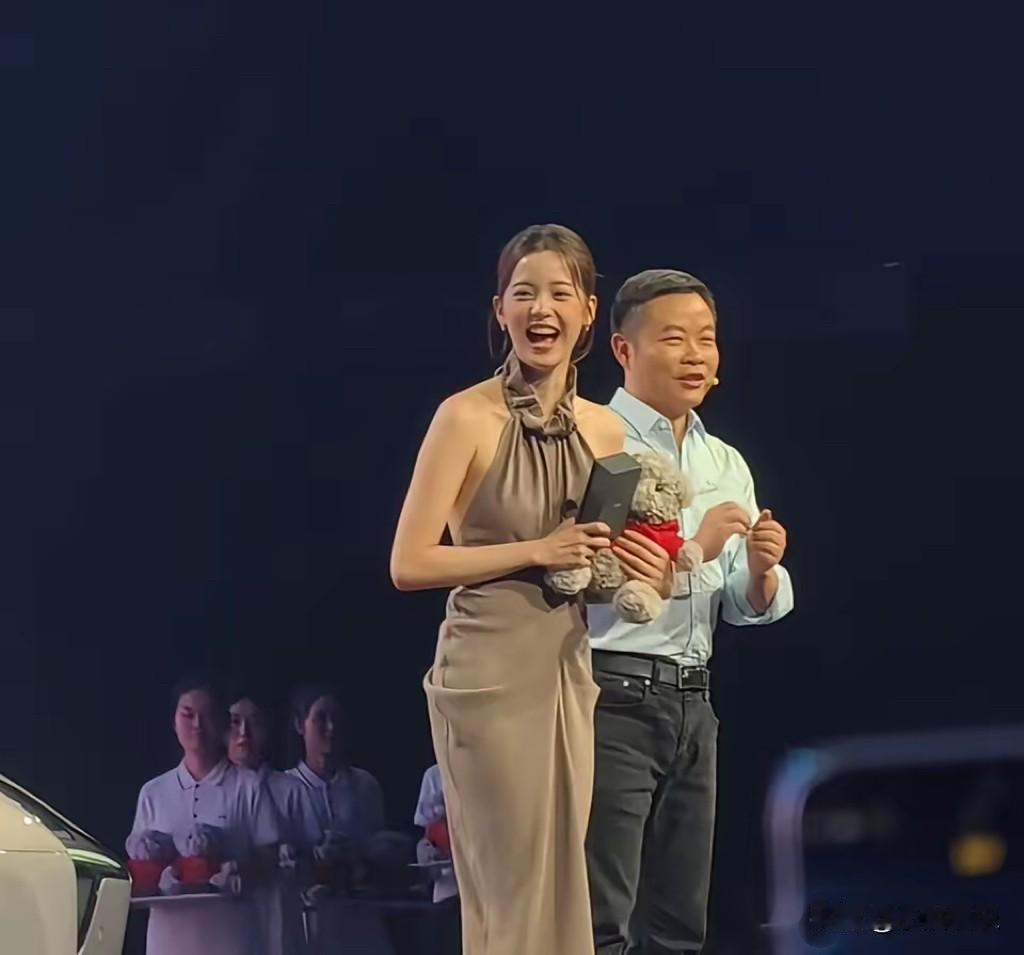 何小鹏这次学聪明了，

何小鹏这次是要大刀阔斧的和雷军掰掰手腕嘛，还是何小鹏对自