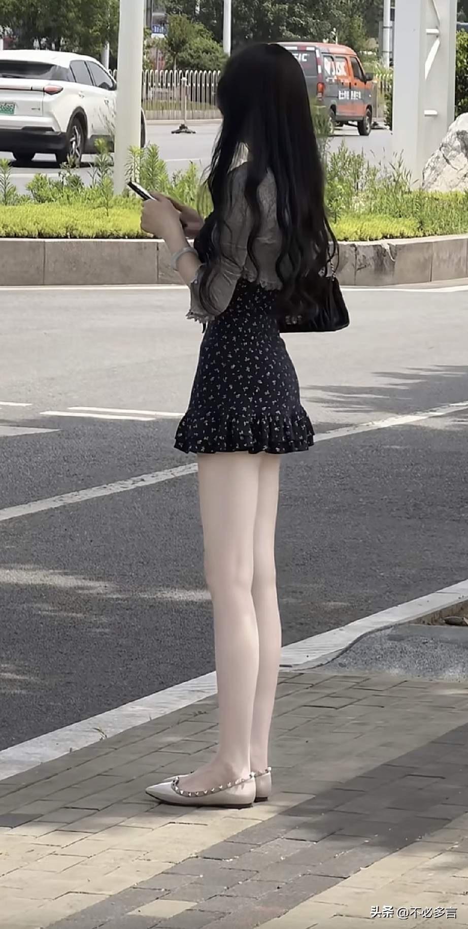 泾渭分明
（曲罢曾教善才服，妆成每被秋娘妒）