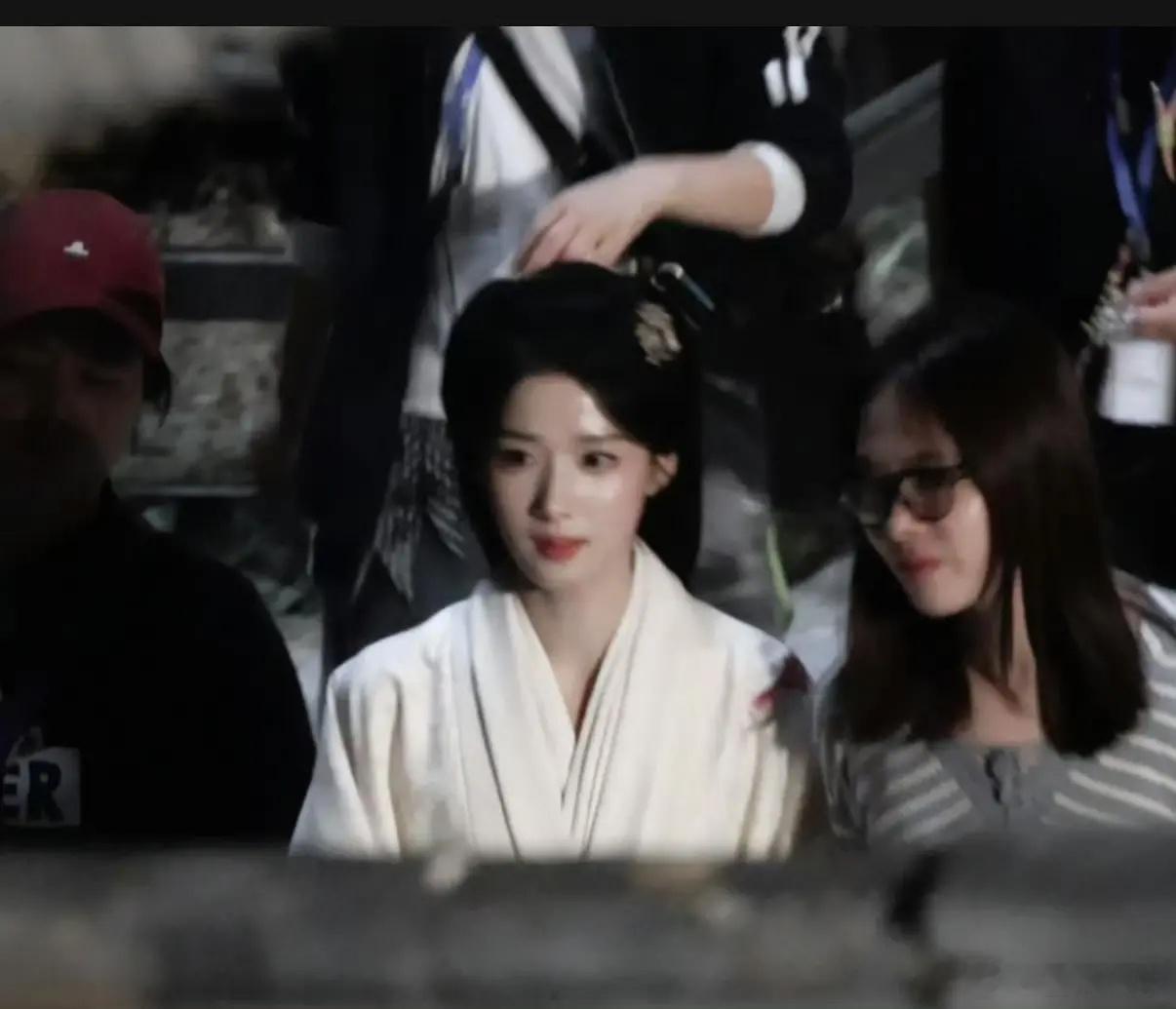 卢昱晓这妆造给人刘亦菲当年演小龙女的感觉 ​​​