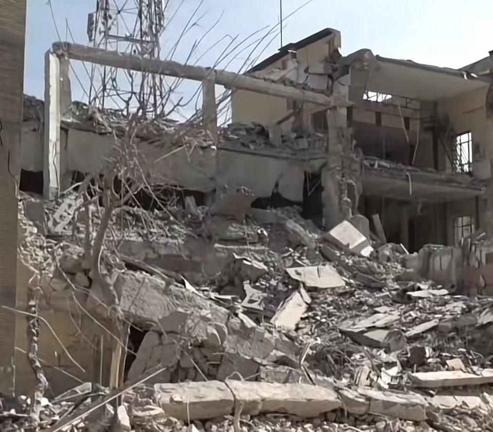 废墟中的残垣断壁，见证了曾经的辉煌与如今的荒凉。