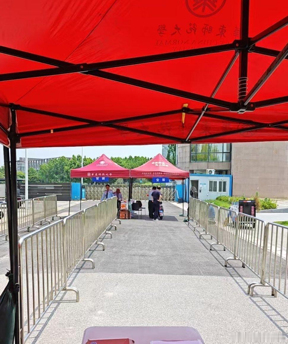 学校开始给每个老师的助动车上一个学校绑定的牌照(一人一车)，家属没有的。以后只能