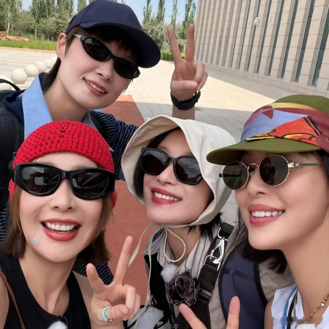 高叶更新合影女性旅综好好嗑～姐妹的新疆之旅开启期待值已经拉满！高叶｜辛芷蕾｜李宇