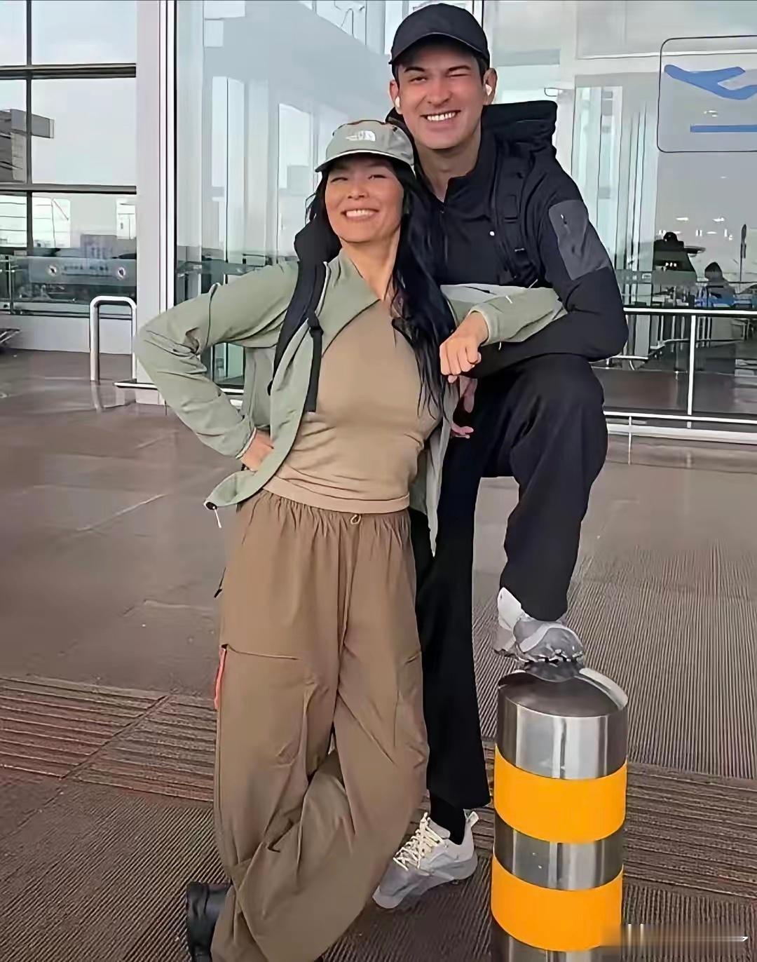 韦唯携小儿子踏上新疆之旅，二十七岁的韦紫湦身高已是1米八九的大个，混血的帅气外貌