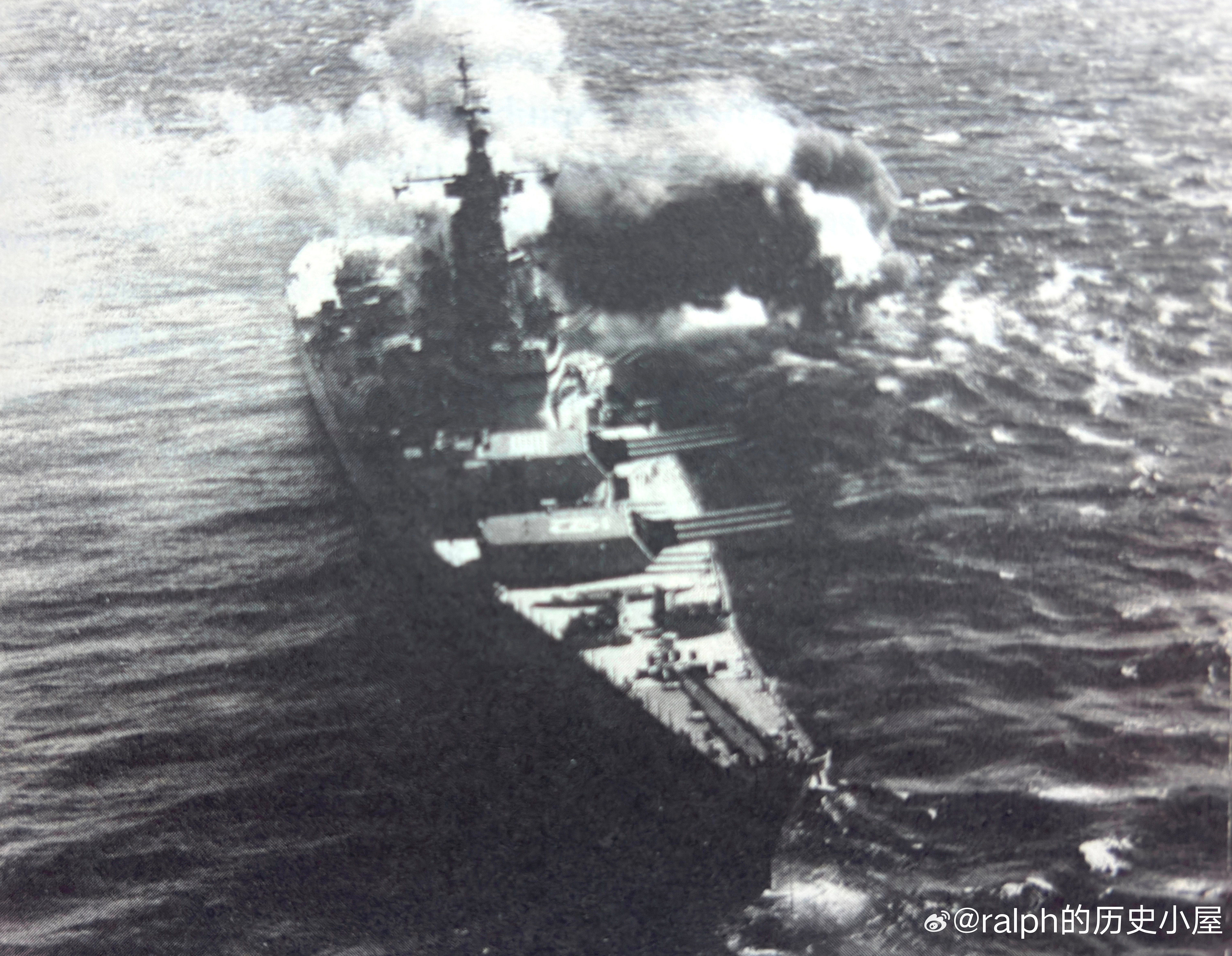 1952年10月17日美国海军衣阿华号战列舰在朝鲜巨济岛近海用406毫米主炮轰击