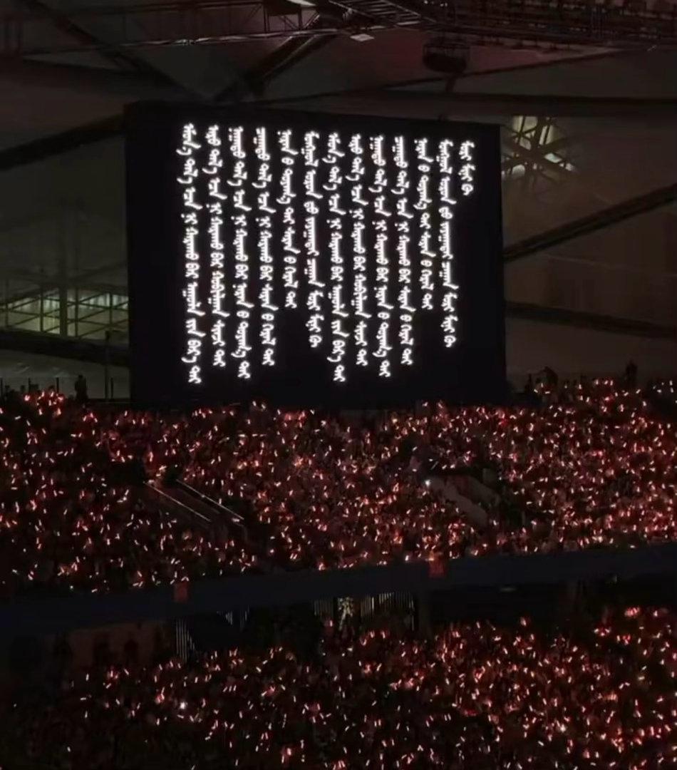 玲花为了防止曾毅也是用心了 玲花：曾毅你尽管抢，能抢到算我输。提词器上的字，曾毅