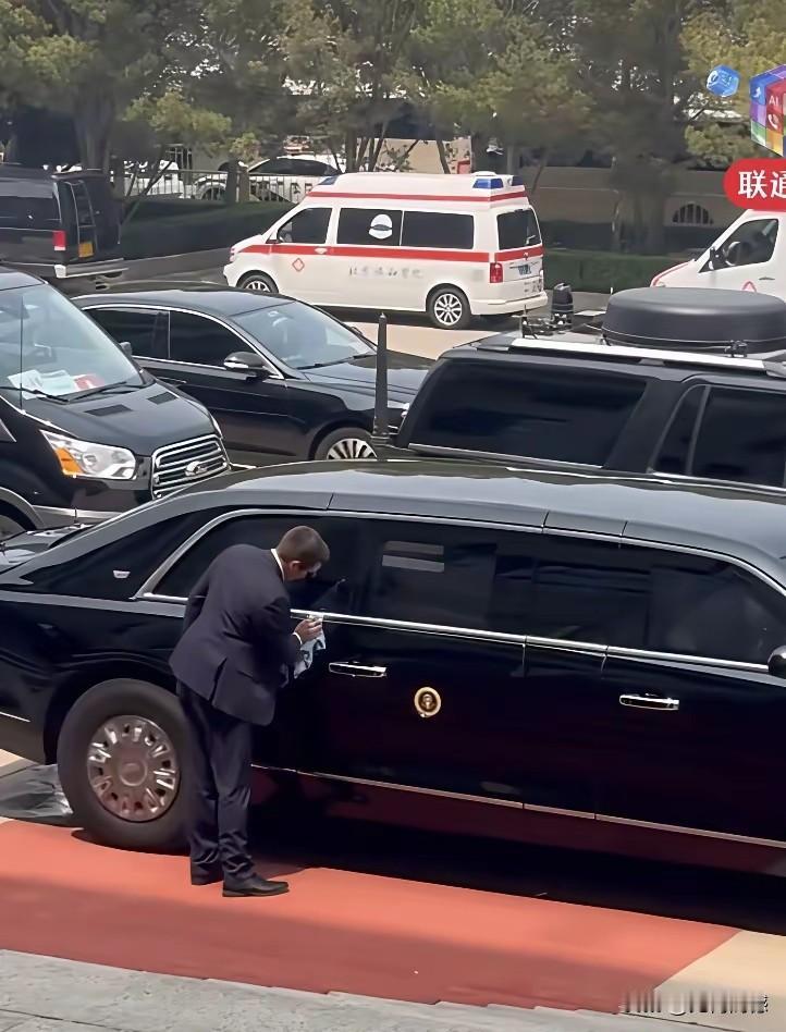 给特朗普开车的司机，也承担着擦车的任务，在车辆休息的时候，他就要亲自下车擦车，始