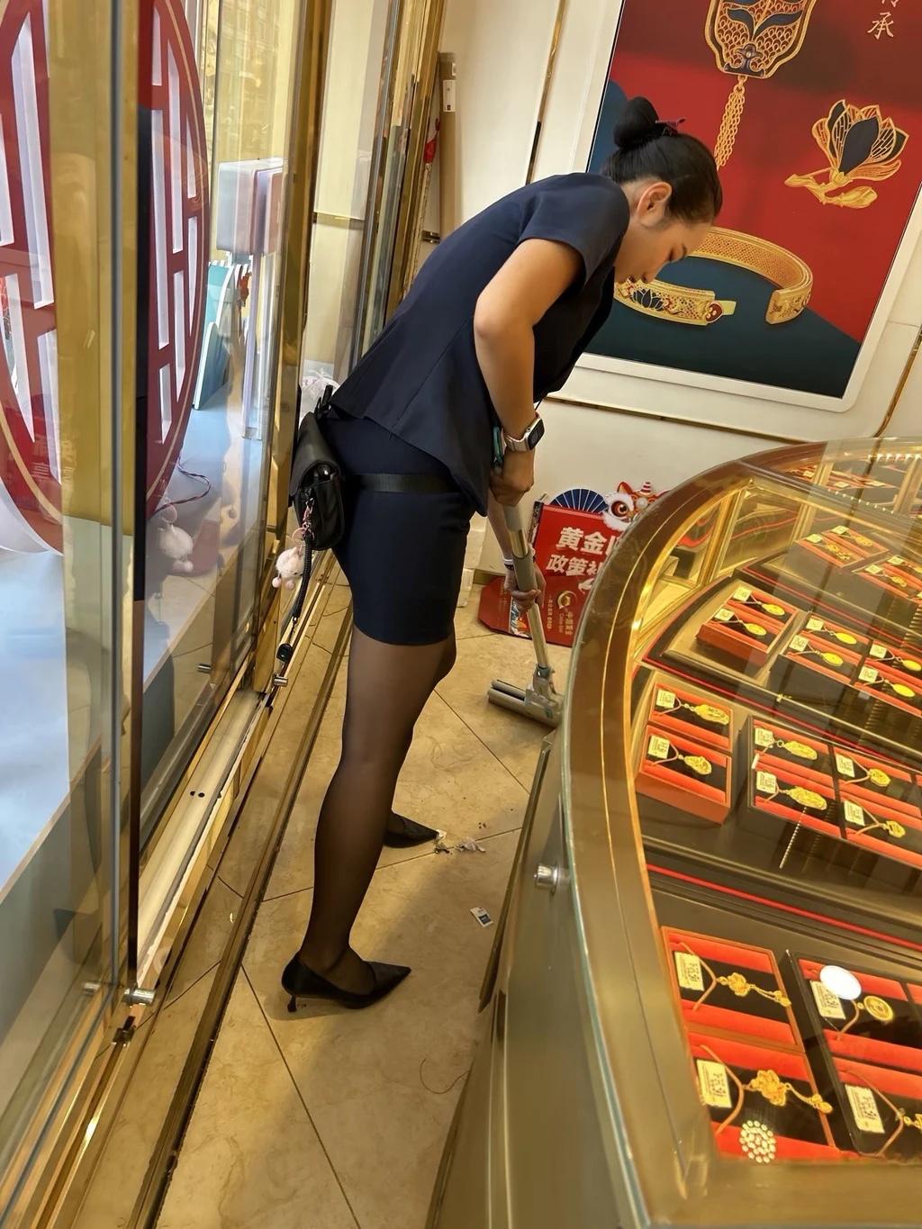 我一直觉得四十岁的女人，才是把美活透了的状态。
有人说十八岁像清晨带露的花，二十