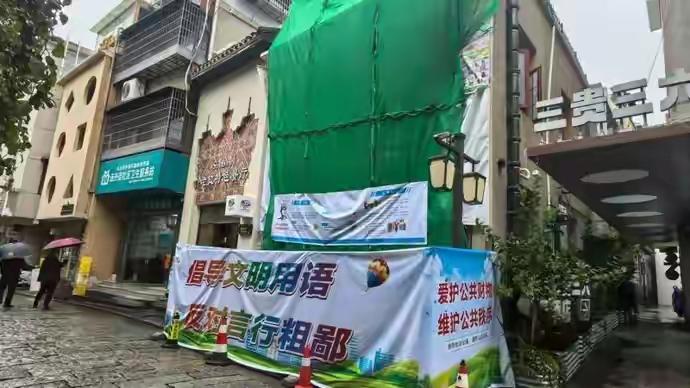 10月31日晚，湖南省长沙市开福区潮宗街历史文化街区三贵街一临街店铺脚手架和外墙