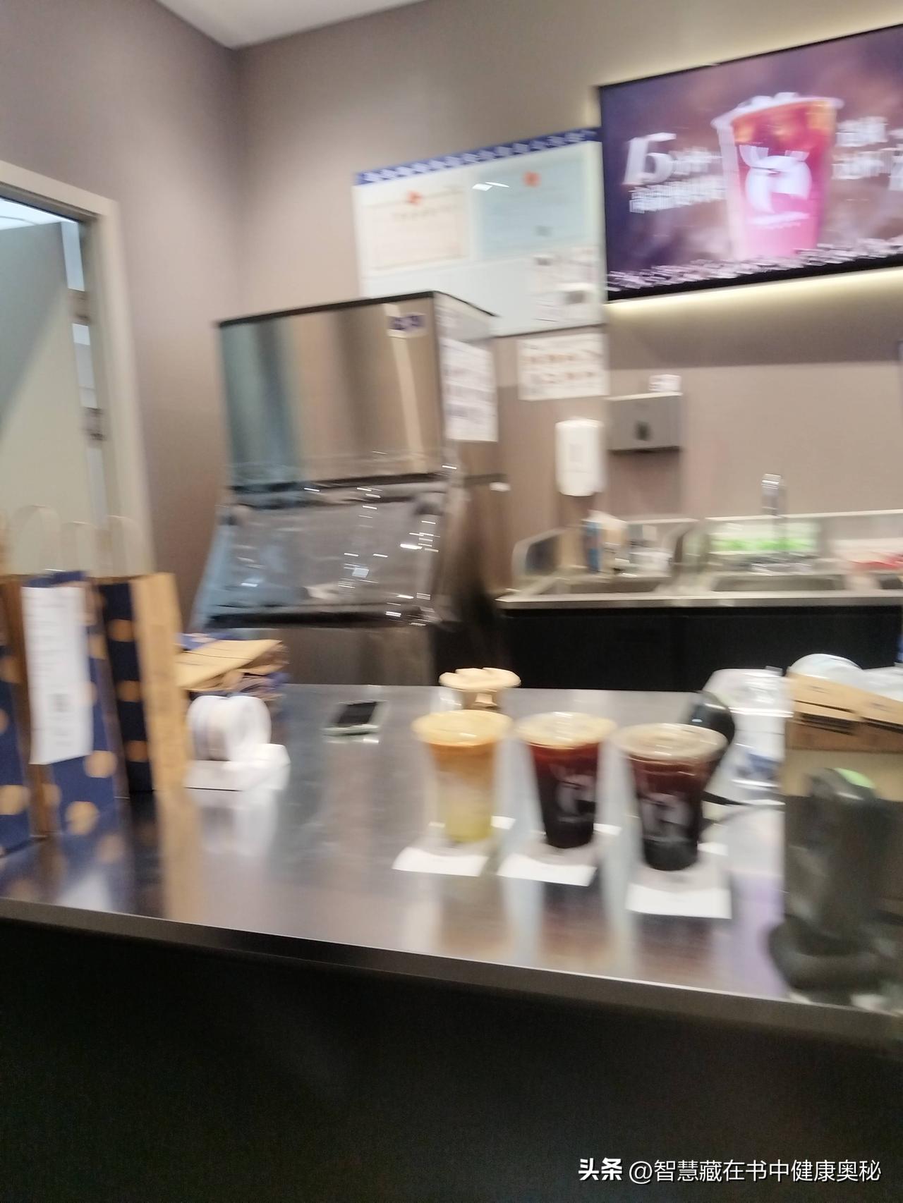 晒图笔记大赛晚饭后出门转街，偶遇路过咖啡奶茶店，喝杯热咖啡，香浓，唯苦，慢慢品味