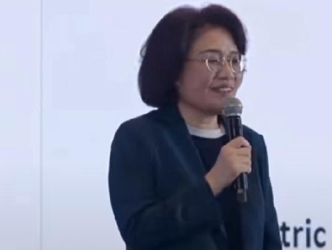 复刻电车换道奇迹，华为“韬定律”打破光刻机封锁，重构全球芯片竞争格局！“尺寸越小