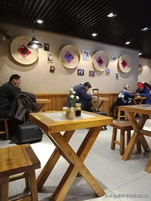 计划经济和市场经济哪个好？都有缺点，合二为一最好，咱拿身边事说透：

计划经济就