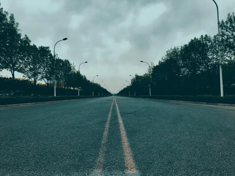 自己的路，要不要听别人的？这是个纠结的事儿。但丁说“走自己的路，让别人说去吧”，