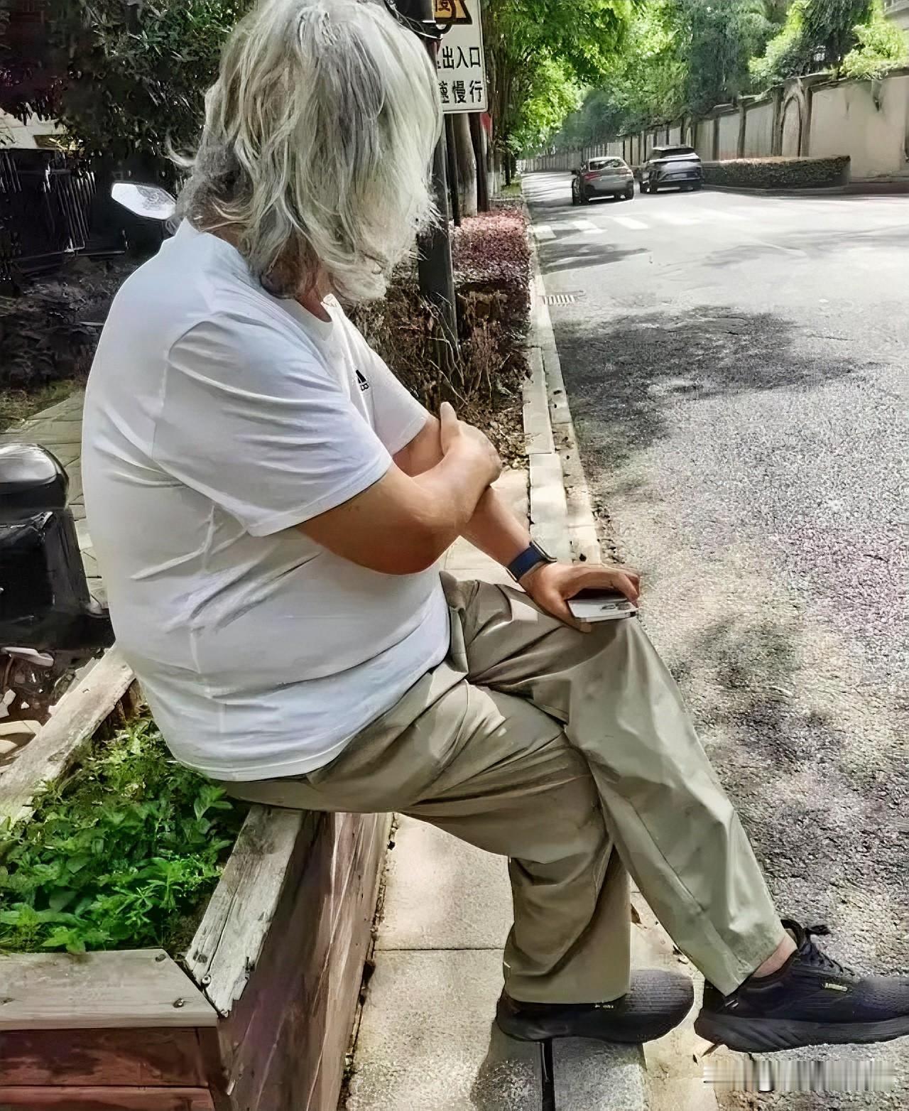 张纪中撞车事件感觉比胡塞打美国航母还热闹。一个普通的撞车事件，和全国同时间发生的