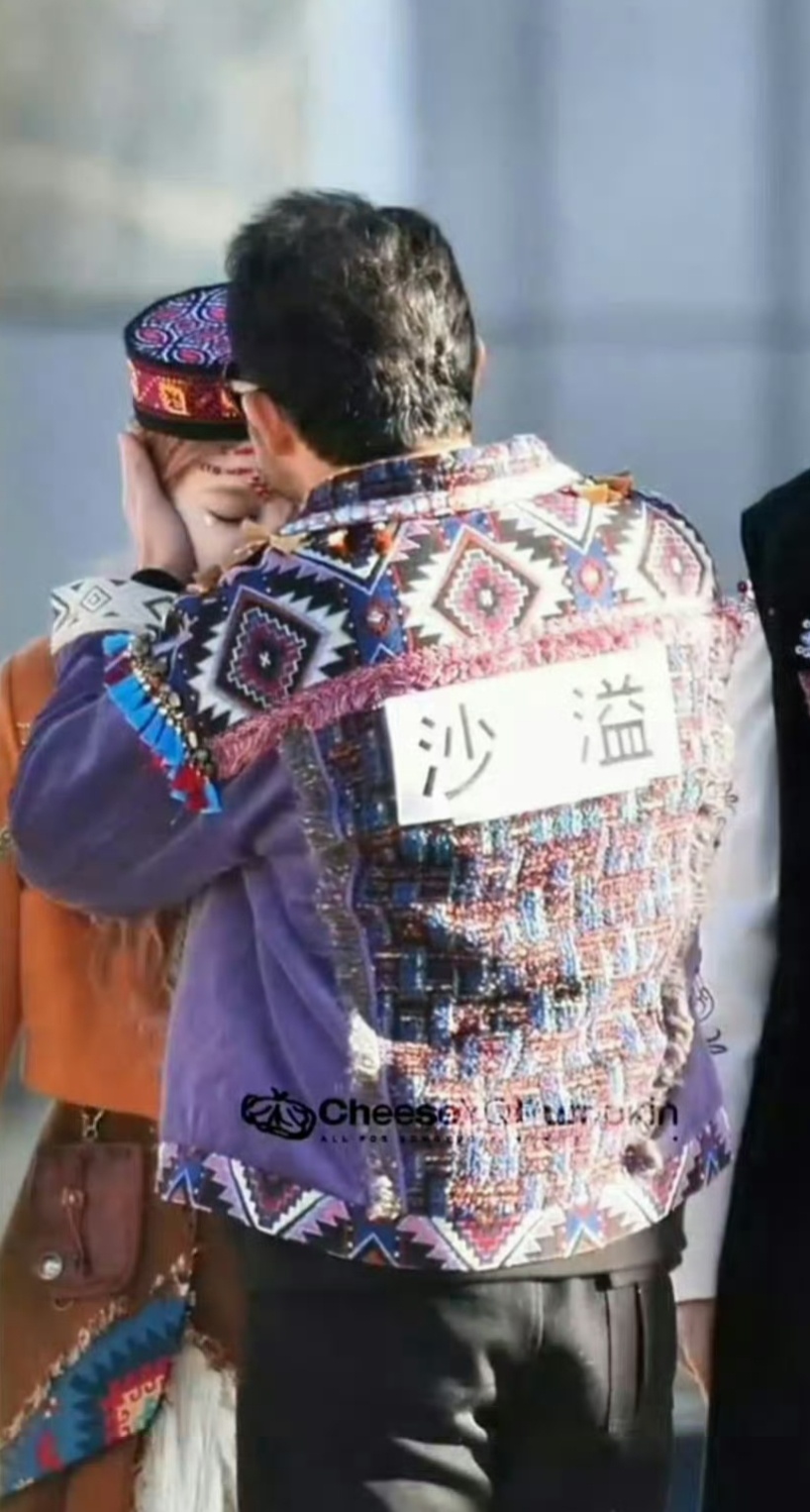 应该就是当地的习俗，见面礼仪就是亲吻额头一下，无可厚非。不过沙溢还是要多注意一下