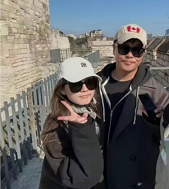 如果陈思诚只是一个普通的小演员，估计他不会和佟丽娅离婚，他的小女友阮巨估计也不会