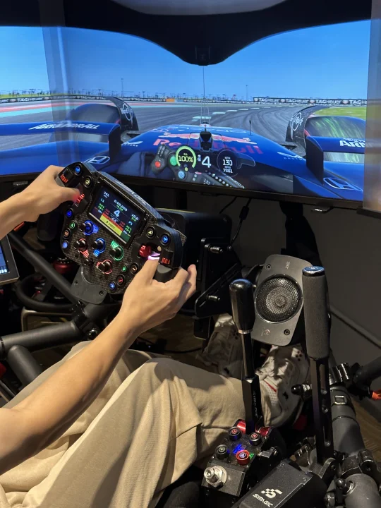 广州赛车迷冲！早10点免排队玩六轴模拟🚗