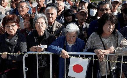 最近日元快把日本逼疯了，美元兑日元一直在159左右晃悠，就差一步到160，可日本