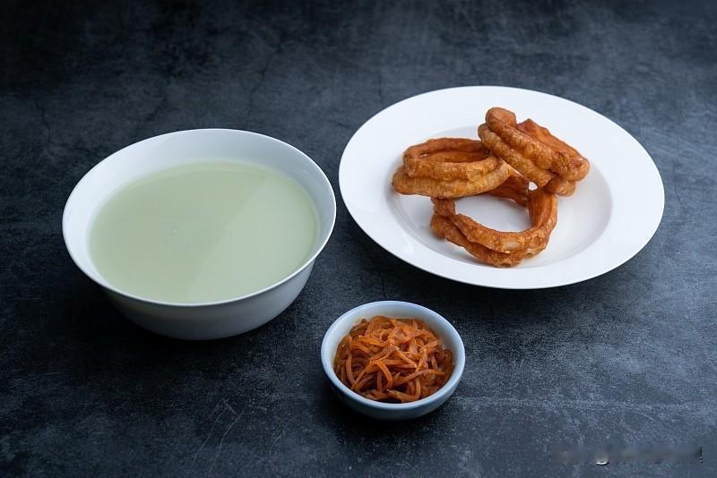 豆汁焦圈真不是北京人的最爱

现在网上总有一些所谓的北京人嘚瑟，来不来就姆们老北